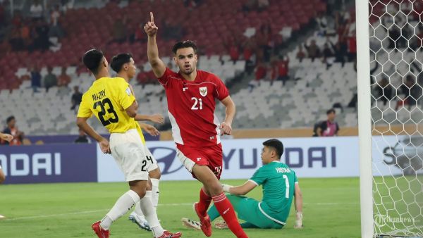 PIALA AFF U23 - Selebasi Pesepak bola Timnas U-23 Indonesia, Jens Raven usai menjebol gawang Timnas Brunei Darussalam pada pertandingan penyisihan Grup A Piala AFF U-23 di Stadion Utama Gelora Bung Karno (SUGBK), Jakarta, Selasa (15/7/2025). Indonesia sementara unggul 2-0 di babak pertama. TRIBUNNEWS/HERUDIN