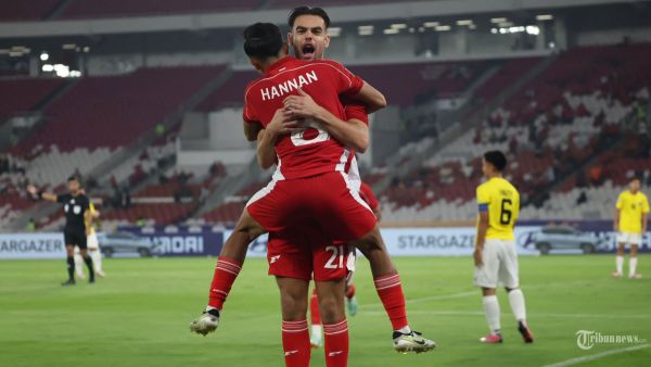 PIALA AFF U23 - Selebasi Pesepak bola Timnas U-23 Indonesia, Jens Raven usai menjebol gawang Timnas Brunei Darussalam pada pertandingan penyisihan Grup A Piala AFF U-23 di Stadion Utama Gelora Bung Karno (SUGBK), Jakarta, Selasa (15/7/2025). Indonesia sementara unggul 2-0 di babak pertama. TRIBUNNEWS/HERUDIN