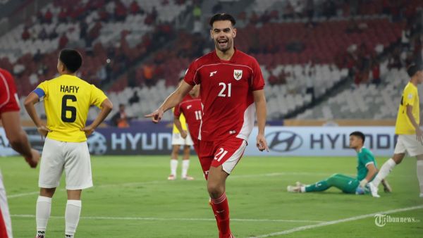PIALA AFF U23 - Selebasi Pesepak bola Timnas U-23 Indonesia, Jens Raven usai menjebol gawang Timnas Brunei Darussalam pada pertandingan penyisihan Grup A Piala AFF U-23 di Stadion Utama Gelora Bung Karno (SUGBK), Jakarta, Selasa (15/7/2025). Indonesia sementara unggul 2-0 di babak pertama. Foto diambil menggunakan kamera Canon EOS R1 dengan lensa RF 100-500mm. TRIBUNNEWS/HERUDIN