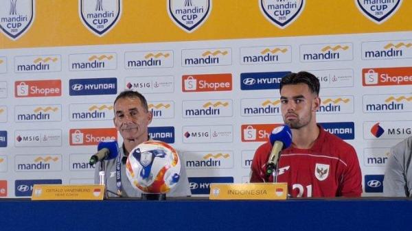 PMPC TIMNAS INDONESIA U-23 - Pelatih Timnas Indonesia U-23, Gerald Vanenburg bersama dengan pemainnya Jens Raven foto bersama usai melakukan sesi post match press conference kontra Brunei Darussalam di Stadion Utama Gelora Bung Karno, Senayan, Jakarta, Selasa (15/7/2025).