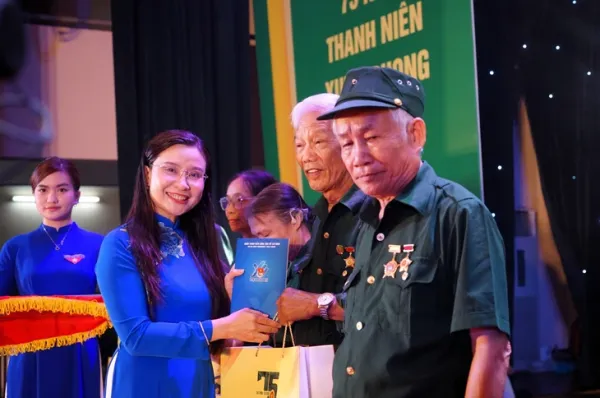 Thế hệ áo xanh thời 'số hóa' tri ân thế hệ 'đào núi, lấp biển' - Ảnh 3.