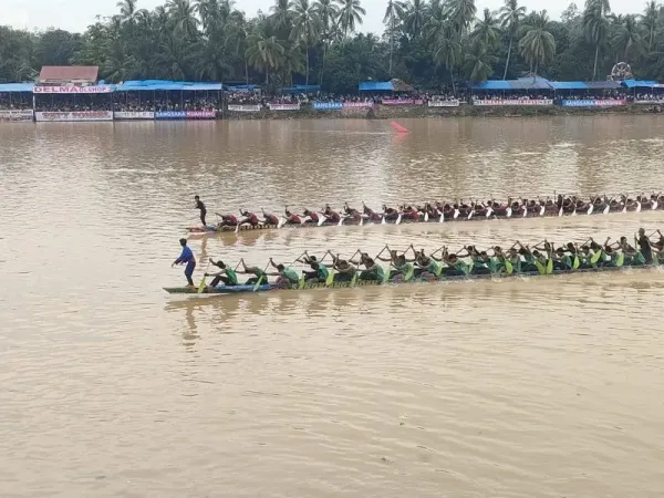 Pelaksanaan Pacu Jalur Rayon III di Tepian Rajo, Pangean, Jumat (4/7/2025) berlangsung aman dan kondusif.