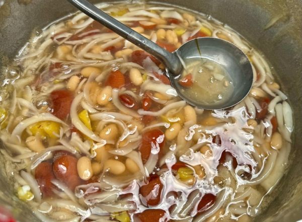 'Ngoại' Mai 83 tuổi và gánh chè hơn 30 năm nuôi con trai bị tâm thần - Ảnh 3. gánh chè - Ảnh 3.