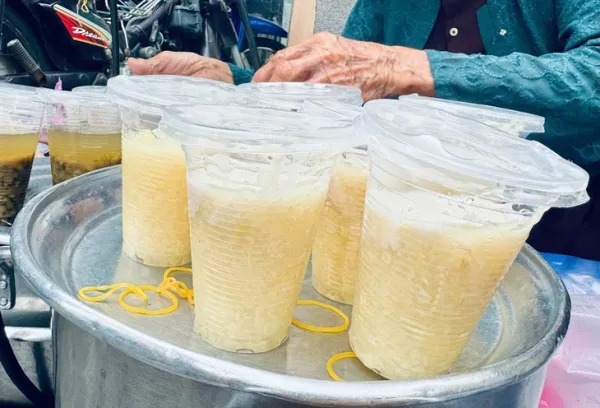 'Ngoại' Mai 83 tuổi và gánh chè hơn 30 năm nuôi con trai bị tâm thần - Ảnh 4. gánh chè - Ảnh 2.