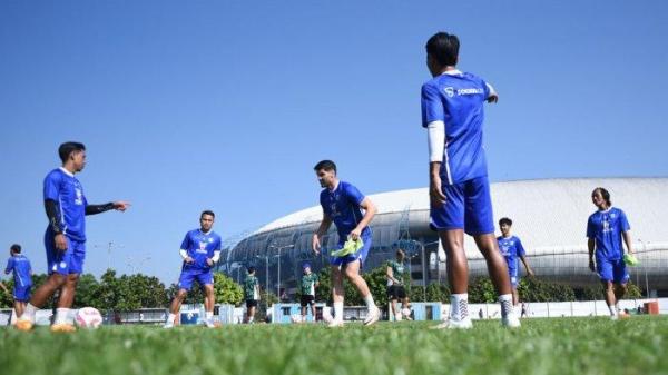 LATIHAN PERSIB - Julio Cesar dan Beckham Putra Nugraha menjalani latihan perdana bersama PERSIB di Lapangan Pendamping Stadion Gelora Bandung Lautan Api, Kamis, 10 Juli 2025. (Website Persib - 11/7/2025)