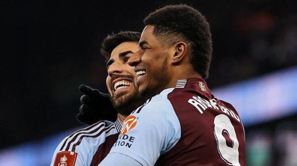 BERPELUKAN - Pesepak bola Aston Villa, Marco Asensio (kiri) dan Marcus Rashford berpelukan setelah gol timnya saat melawan Cardiff City pada pertandingan Piala FA di Villa Parks Stadium, Sabtu (1/3/2025). Aston Villa menang dengan skor 2-0. (Foto diambil dari Instagram Aston Villa pada Sabtu, 1 Maret 2025).