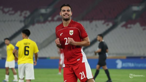 PIALA AFF U23 - Selebasi Pesepak bola Timnas U-23 Indonesia, Jens Raven usai menjebol gawang Timnas Brunei Darussalam pada pertandingan penyisihan Grup A Piala AFF U-23 di Stadion Utama Gelora Bung Karno (SUGBK), Jakarta, Selasa (15/7/2025). Timnas U23 Indonesia melumat Brunei Darussalam dengan skor 8-0. Foto diambil menggunakan kamera Canon EOS R1 dengan lensa RF 100-500mm. TRIBUNNEWS/HERUDIN