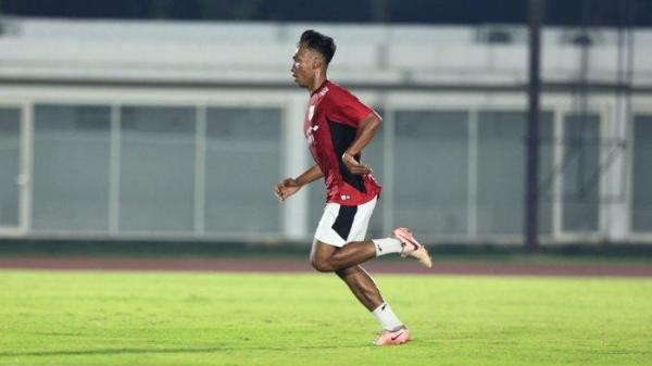 LATIHAN TIMNAS U23 - Gelandang Persib Bandung, Robi Darwis, dalam sesi latihan Timnas U23 Indonesia menjelang turnamen Piala AFF U23 2025. (Website Persib - 15/7/2025)