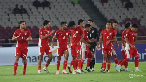 PIALA AFF U23 - Pesepak bola Timnas U-23 Indonesia sebelum melawan Timnas Brunei Darussalam pada pertandingan penyisihan Grup A Piala AFF U-23 di Stadion Utama Gelora Bung Karno (SUGBK), Jakarta, Selasa (15/7/2025). Timnas U23 Indonesia melumat Brunei Darussalam dengan skor 8-0. Foto diambil menggunakan kamera Canon EOS R1 dengan lensa RF 100-500mm. TRIBUNNEWS/HERUDIN