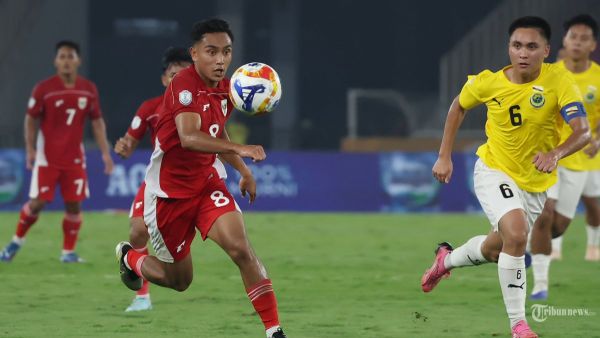 PIALA AFF U23 - Pesepak bola Timnas U-23 Indonesia, Muhammad Rayhan Hannan berebut bola saat melawan Timnas Brunei Darussalam pada pertandingan penyisihan Grup A Piala AFF U-23 di Stadion Utama Gelora Bung Karno (SUGBK), Jakarta, Selasa (15/7/2025). Timnas U23 Indonesia melumat Brunei Darussalam dengan skor 8-0. Foto diambil menggunakan kamera Canon EOS R1 dengan lensa RF 100-500mm. TRIBUNNEWS/HERUDIN