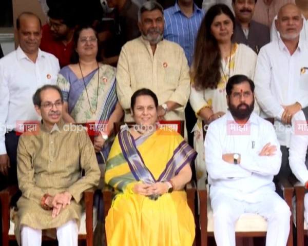 उद्धव ठाकरे आणि नीलम गोऱ्हे यांच्यात यावेळी चर्चा झाली. नीलम गोऱ्हे यांच्या बाजूला एकनाथ शिंदे बसले होते. त्यामुळे उद्धव ठाकरे यांनी नीलम गोऱ्हे यांच्या खुर्चीवर न बसता त्यांच्या बाजूची खुर्ची घेतली आणि बसले. त्या खुर्चीवर चंद्रशेखर बावनकुळे आधी बसले होते. फोटोमध्ये उद्धव ठाकरे त्यांच्या बाजूला नीलम गोऱ्हे आणि त्यांच्या बाजूला एकनाथ शिंदे  असा फोटो फोटोसेशन दरम्यान आला.
