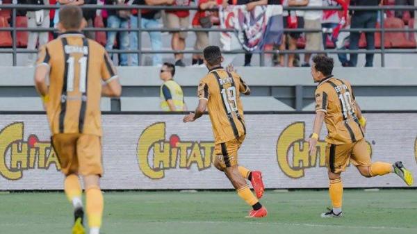 Pemain Dewa United, Ricky Kambuaya mencetak gol pertama timnya saat lawan Bali United dalam pekan 5 Liga 1 2023/2024 di Stadion Kapten I Wayan Dipta, Bali, Sabtu (29/7/2023) sore.