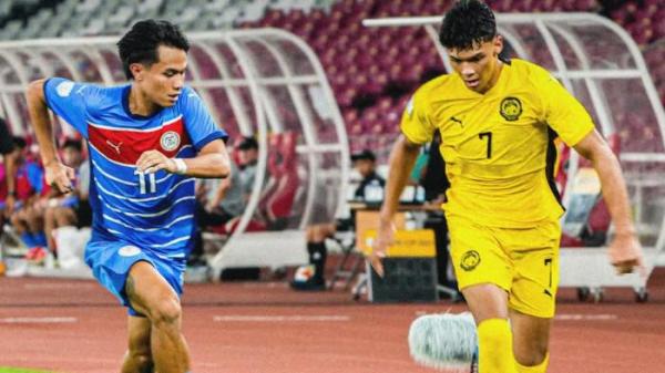 AKSI STRIKER MALAYSIA - Pemain striker Timnas Malaysia U23 Haqimi Azim dalam hadangan pemain Filipina pada pertandingan grup A Piala AFF U23 2025 di Stadion Utama Gelora Bung Karno, Selasa (16/7/2025). (Instagram Timnas Malaysia - 16/7/2025)