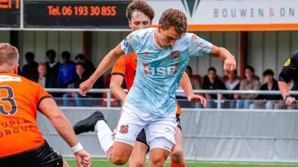 AKSI MAURO - Striker calon naturalisasi asal Belanda, Mauro Zijlstra ketika memperkuat tim senior FC Volendam dalam laga uji coba menghadapi VV Katwijk menjelang kompetisi Eerste Divisie 2025/26, Rabu (9/7/2025). (Instagram Volendam - 9/7/2025)