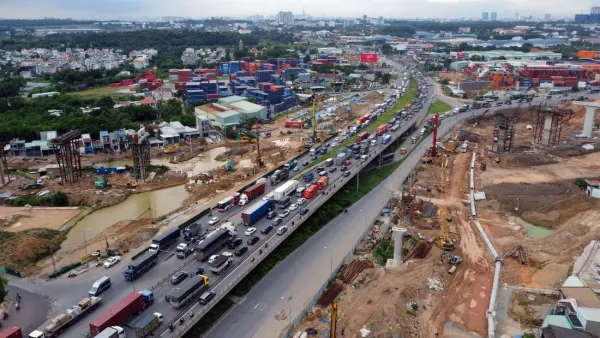 Đóng đường ĐT 743 gây ùn tắc nghiêm trọng, lộ trình thay thế ra sao? - Ảnh 1.