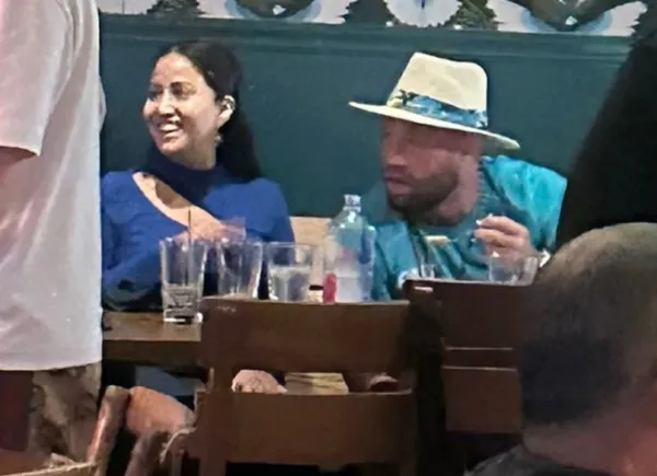 Sau đó, hai người tiếp tục đi ăn  nhà hàng Padrino’s Cuban ở Fort Lauderdale, Florida. Ảnh: BackGrid