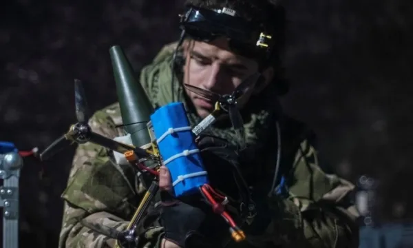 Một binh sĩ Ukraine gắn đạn pháo vào drone FPV gần thành phố Bakhmut, vùng Donetsk, hồi năm ngoái. Ảnh: Reuters