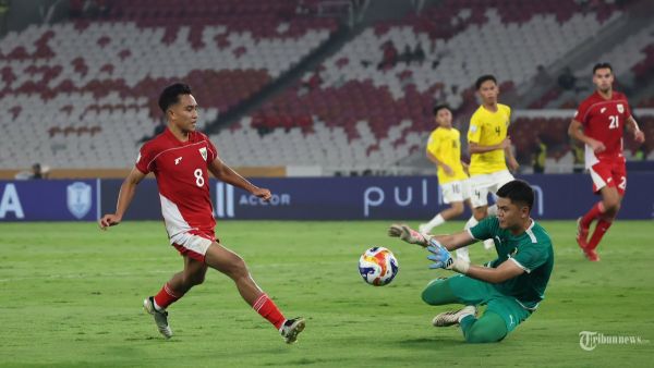 PIALA AFF U23 - Pesepak bola Timnas U-23 Indonesia, Muhammad Rayhan Hannan menghidari terjangan kiper Timnas Brunei Darussalam pada pertandingan penyisihan Grup A Piala AFF U-23 di Stadion Utama Gelora Bung Karno (SUGBK), Jakarta, Selasa (15/7/2025). Timnas U23 Indonesia melumat Brunei Darussalam dengan skor 8-0. Foto diambil menggunakan kamera Canon EOS R1 dengan lensa RF 100-500mm. TRIBUNNEWS/HERUDIN