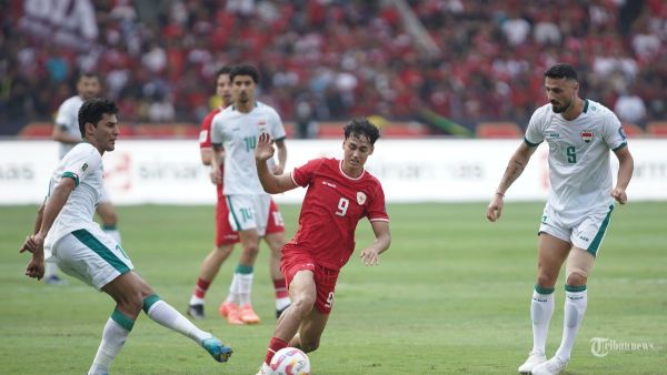 Pesepak bola Timnas Indonesia Rafael Struick mencoba melewati pemain Irak pada pertandingan Kualifikasi Piala Dunia 2026 zona Asia di Stadion Utama Gelora Bung Karno (SUGBK), Jakarta, Kamis (6/6/2024). Indonesia bermain imbang 0-0 pada babak pertama. TRIBUNNEWS/HERUDIN