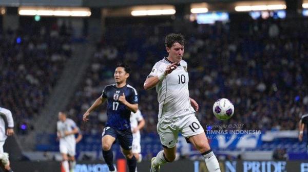 JEPANG VS INDONESIA - Aksi penyerang Timnas Indonesia, Ole Romeny saat melawan Jepang di laga pamungkas Grup C Kualifikasi Piala Dunia 2026, pada Selasa (10/6/2025). Timnas Indonesia takluk dengan skor 0-6.
