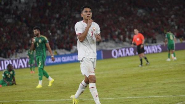 Pesepak bola Timnas Indonesia Marselino Ferdinan selebrasi usai mencetak gol ke gawang Timnas Arab Saudi pada pertandingan Grup C putaran ketiga Kualifikasi Piala Dunia 2026 Zona Asia melawan Australia di Stadion Utama Gelora Bung Karno (SUGBK), Jakarta, Selasa (19/1/2024). Indonesia sementara unggul 2-0 atas Arab Saudi. TRIBUNNEWS/HERUDIN