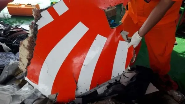 Serpihan pesawat Lion JT 610 yang jatuh di perairan Karawang telah ditemukan. Begini penampakannya.