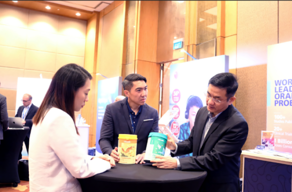 Ông Shawn Lee (đứng giữa) trao đổi cùng đại diện Vinamilk tại Diễn đàn Phát triển châu Á 2025. Ảnh: Minh Tú