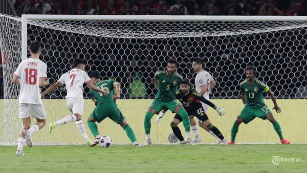 Pesepak bola Timnas Indonesia Marselino Ferdinan menendang bola ke gawang Timnas Arab Saudi dalam laga Grup C Babak Ketiga Kualifikasi Piala Dunia 2026 di Stadion Utama Gelora Bung Karno, Senayan, Jakarta, Selasa (19/11/2024). TRIBUNNEWS/IRWAN RISMAWAN