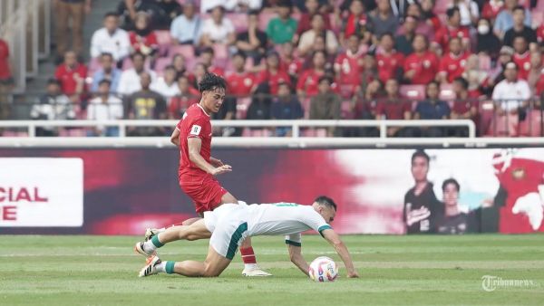 Pesepak bola Timnas Indonesia Rafael Struick berebut bola dengan pemain Irak pada pertandingan Kualifikasi Piala Dunia 2026 zona Asia di Stadion Utama Gelora Bung Karno (SUGBK), Jakarta, Kamis (6/6/2024). Indonesia harus mengakui keunggulan Irak setelah kalah dengan skor 2-0. TRIBUNNEWS/HERUDIN