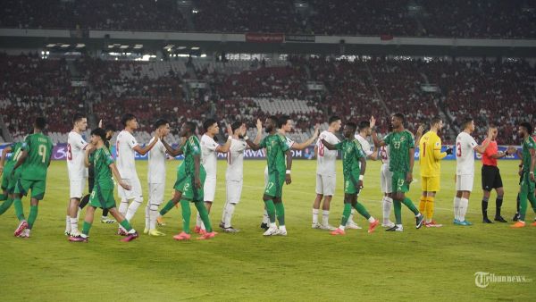 Pesepak bola Timnas Indonesia bersama pesepak bola Timnas Arab Saudi sebelum pertandingan Grup C putaran ketiga Kualifikasi Piala Dunia 2026 Zona Asia di Stadion Utama Gelora Bung Karno (SUGBK), Jakarta, Selasa (19/1/2024). Indonesia berhasil membungkam Arab Saudi dengan skor 2-0. TRIBUNNEWS/HERUDIN
