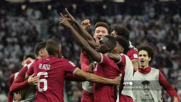 Penyerang Qatar #19 Almoez Ali (tengah) merayakan bersama rekan satu timnya setelah mencetak gol ketiga timnya pada pertandingan sepak bola semifinal Piala Asia AFC Qatar 2023 antara Iran dan Qatar di Stadion al-Thumama di Doha pada 7 Februari 2024.