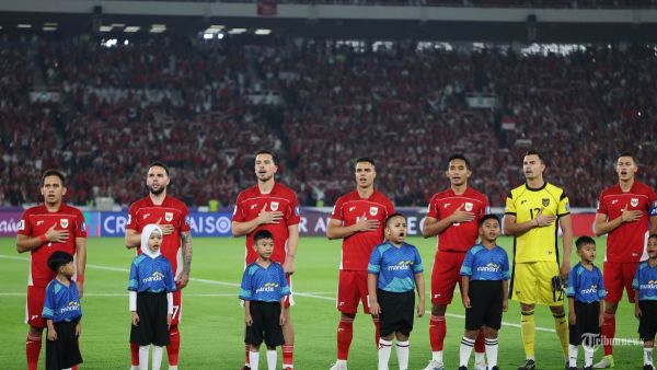KUALIFIKASI PIALA DUNIA - Pesepak bola Timnas Indonesia menyanyikan lagu Indonesia Raya sebelum pertandingan melawan Timnas China pada Kualifikasi Piala Dunia 2026 zona Asia di Stadion Gelora Bung Karno (GBK) Jakarta, Kamis (5/6/2025). Indonesia berhasil memenangkan pertandingan dengan skor tipis 1-0 melawan China. Di foto menggunakan kamera Canon EOS R1 dan lensa RF 100-500mm. TRIBUNNEWS/HERUDIN
