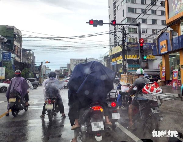 Chống ùn tắc giao thông ở Huế: 'Cho rẽ phải, đèn tín hiệu phải sáng cả ngày' - Ảnh 1.