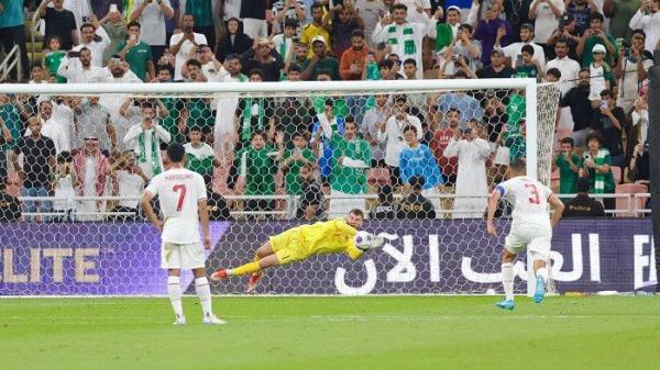 Aksi kiper Timnas Indonesia Maarten Paes saat melakukan penyelamatan penalti pemain Arab Saudi Salem Al Dawsari.