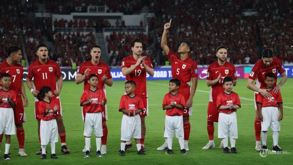 KUALIFIKASI PIALA DUNIA - Pesepak bola Timnas Indonesia berkumpul sebelum melawan Timnas Bahrain pada Kualifikasi Piala Dunia 2026 zona Asia di Stadion Utama Gelora Bung Karno (SUGBK) Jakarta, Selasa (25/3/2025). Skor masih 0-0 di babak pertama. Di foto menggunakan kamera Canon EOS R5 Mark II  TRIBUNNEWS/HERUDIN