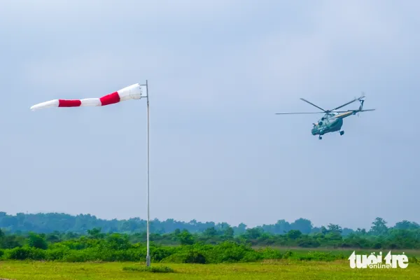 Máy bay xếp đội hình 'lạ' trên trời Hà Nội, chuẩn bị cho lễ diễu binh mừng Quốc khánh 2-9 - Ảnh 7. Máy bay xếp đội hình trên bầu trời Hà Nội, chuẩn bị cho lễ diễu binh mừng Quốc khánh 2-9 - Ảnh 8.