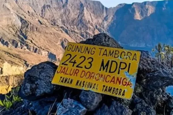 Gunung-di-Indonesia-yang-Letusannya-Menghancurkan-Dunia-Q.jpg