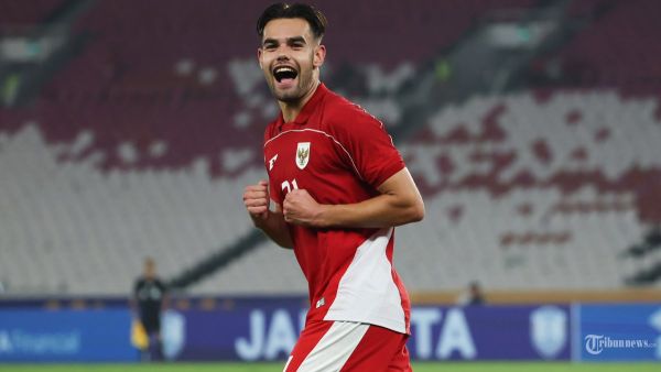 PIALA AFF U23 - Selebasi Pesepak bola Timnas U-23 Indonesia, Jens Raven usai menjebol gawang Timnas Brunei Darussalam pada pertandingan penyisihan Grup A Piala AFF U-23 di Stadion Utama Gelora Bung Karno (SUGBK), Jakarta, Selasa (15/7/2025). Timnas U23 Indonesia melumat Brunei Darussalam dengan skor 8-0. Foto diambil menggunakan kamera Canon EOS R1 dengan lensa RF 100-500mm. TRIBUNNEWS/HERUDIN