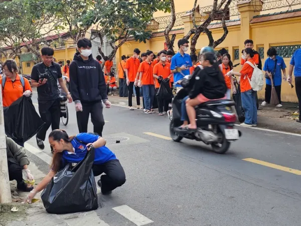Cần Thơ: Gây hạn chế dòng chảy, bồi lắng, lấn chiếm kênh rạch, hố ga sẽ bị xử phạt - Ảnh 1.