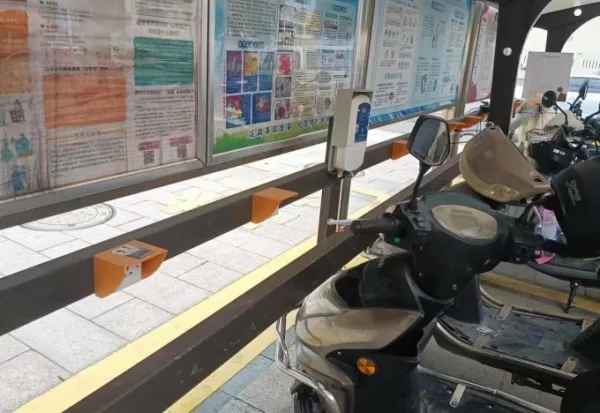 Một trạm sạc tập trung cho xe máy điện tại Chiết Giang, Trung Quốc. Ảnh: Electrek