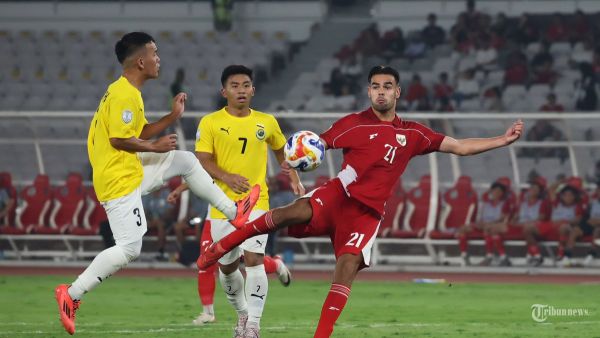 PIALA AFF U23 - Pesepak bola Timnas U-23 Indonesia, Jens Raven berebut bola saat melawan Timnas Brunei Darussalam pada pertandingan penyisihan Grup A Piala AFF U-23 di Stadion Utama Gelora Bung Karno (SUGBK), Jakarta, Selasa (15/7/2025). Timnas U23 Indonesia melumat Brunei Darussalam dengan skor 8-0. Foto diambil menggunakan kamera Canon EOS R1 dengan lensa RF 100-500mm. TRIBUNNEWS/HERUDIN