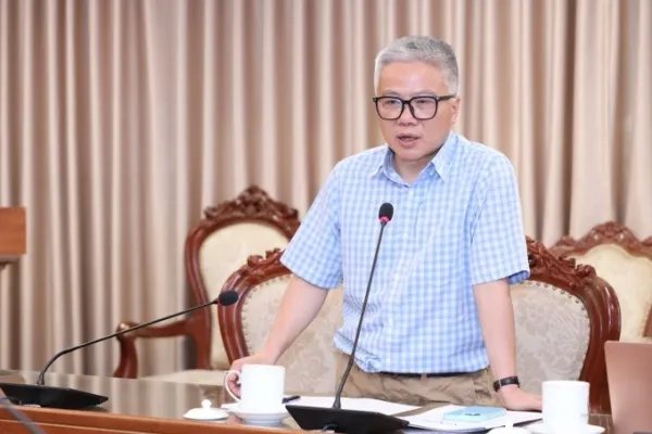 GS Ngô Bảo Châu phát biểu tại hội nghị, ngày 17/7. Ảnh: MOET