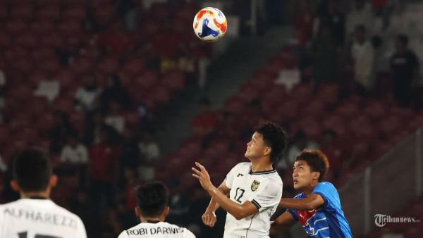 PIALA AFF U23 - Pesepak bola Timnas U23 Indonesia,  Hokky Caraka berusaha menyundul bola saat melawan Filipina pada pertandingan penyisihan Grup A Piala AFF U-23 di Stadion Utama Gelora Bung Karno (SUGBK), Jakarta, Jumat (18/7/2025). Indonesia sementara unggul 1-0 di babak pertama. Foto diambil menggunakan kamera Canon EOS R1 dengan lensa RF 100-500mm. TRIBUNNEWS/HERUDIN
