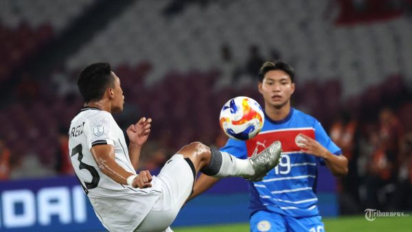 PIALA AFF U23 - Pesepak bola Timnas U23 Indonesia,  Muhammad Alfharezzi Buffon berusaha melewati pesepak bola Filipina pada pertandingan penyisihan Grup A Piala AFF U-23 di Stadion Utama Gelora Bung Karno (SUGBK), Jakarta, Jumat (18/7/2025). Indonesia sementara unggul 1-0 di babak pertama. Foto diambil menggunakan kamera Canon EOS R1 dengan lensa RF 100-500mm. TRIBUNNEWS/HERUDIN
