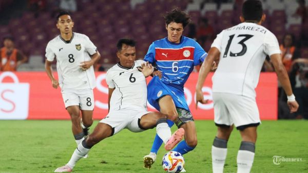 PIALA AFF U23 - Pesepak bola Timnas U23 Indonesia,  Robi Darwis berebut bola dengan pesepak bola Filipina pada pertandingan penyisihan Grup A Piala AFF U-23 di Stadion Utama Gelora Bung Karno (SUGBK), Jakarta, Jumat (18/7/2025). Indonesia sementara unggul 1-0 di babak pertama. Foto diambil menggunakan kamera Canon EOS R1 dengan lensa RF 100-500mm. TRIBUNNEWS/HERUDIN
