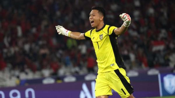 SELEBRASI - Selebrasi penjaga gawang Timnas U23 Indonesia, Muhammad Ardiansyah setelah timnya cetak gol saat melawan Filipina di ajang Piala AFF U23 2025 di Stadion Utama Gelora Bung Karno, Senayan, Jakarta, Jumat (18/7/2025) Timnas Indonesia unggul lewat lemparan ke dalam Robi Darwis pada menit 23.