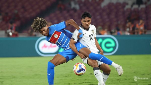 PIALA AFF U23 - Pesepak bola Timnas U23 Indonesia,   Arkhan Fikri berebut bola dengan pesepak bola Filipina pada pertandingan penyisihan Grup A Piala AFF U-23 di Stadion Utama Gelora Bung Karno (SUGBK), Jakarta, Jumat (18/7/2025). Indonesia sementara unggul 1-0 di babak pertama. Foto diambil menggunakan kamera Canon EOS R1 dengan lensa RF 100-500mm. TRIBUNNEWS/HERUDIN
