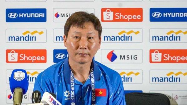 JELANG LAGA VIETNAM - Pelatih Timnas Vietnam, Kim Sang-sik, dalam sesi konferensi pers menjelang pertandingan grup B Piala AFF U23 2025 menghadapi Laos, Selasa (15/7/2025). (Facebook VFF - 15/7/2025)