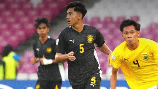 DUEL AFF U23 - Pemain Malaysia berduel dengan pemain Brunei Darussalam dalam pertandingan kedua grup A Piala AFF U23 2025 di Stadion Utama Gelora Bung Karno (SUGBK) pada Jumat (18/7/2025). (X FAM - 18/7/2025)