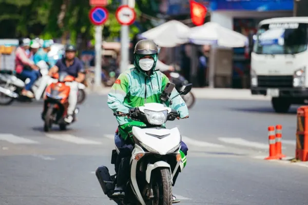 Thời tiết hôm nay 18-7: Bắc Bộ đến Trung Bộ nắng nóng gay gắt, Biển Đông dông bão - Ảnh 1.